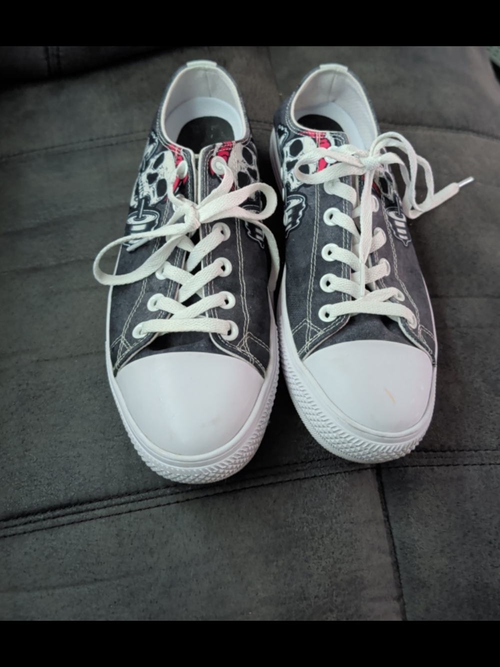Black Skull Print Low-Top Canvas Sneakers